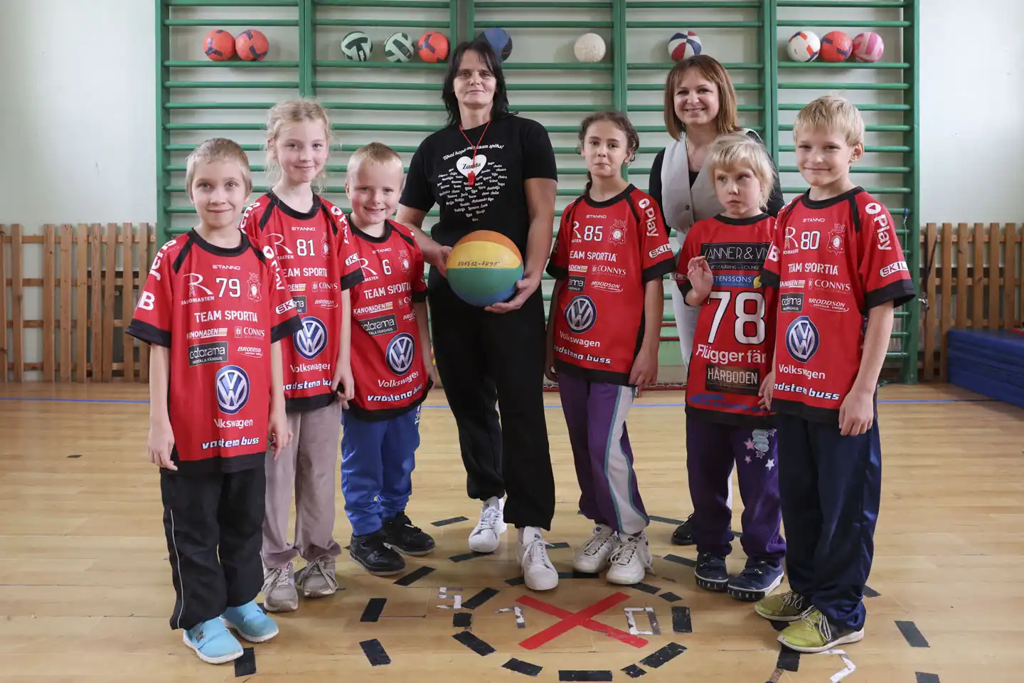 Idrottlsedare med barn i Lettland.