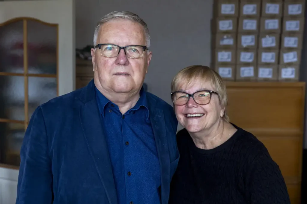 Lettlands änglar tackar för sig 1 man och kvinna på kontor i lettland