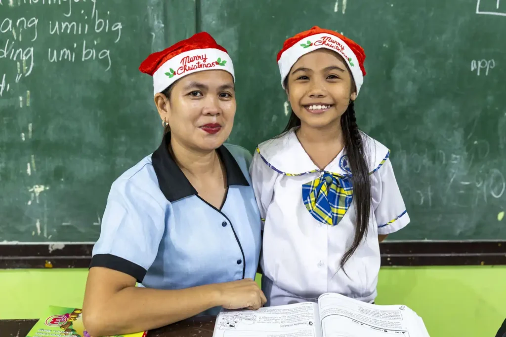 ”Så firar vi jul i slummen!” 12 Lärare och elev på skola i Filippinerna.