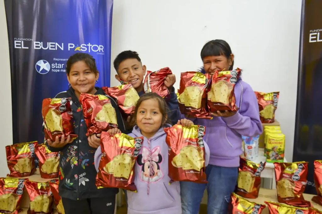 Julglädje i Argentina 44 barn med julbröd i argentina