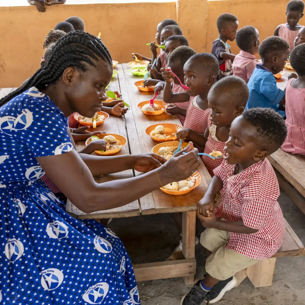 barn äter lunch i Ghana