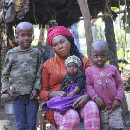 mamma med tre barn i Haiti
