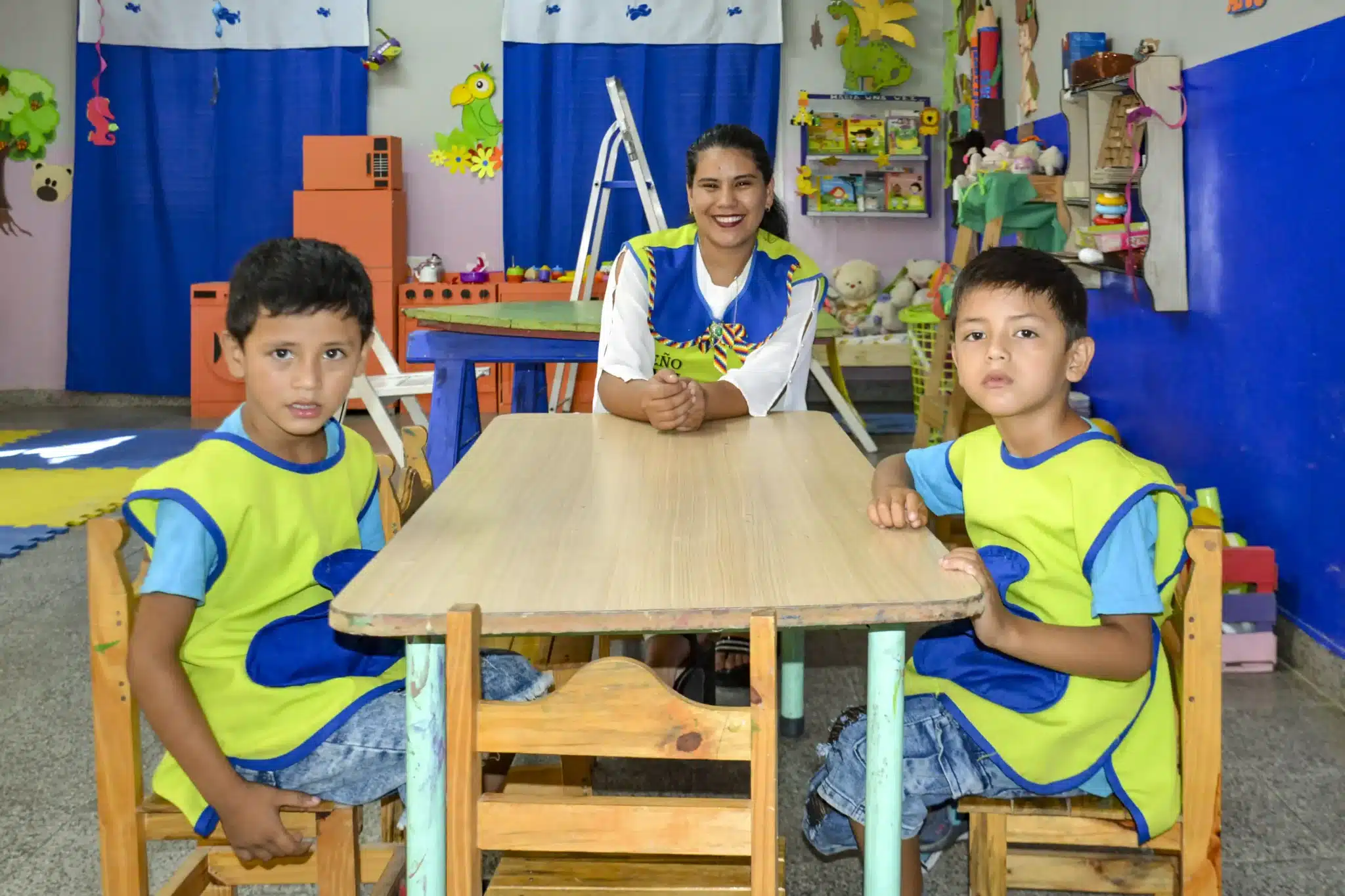 Två pojkar och en lärare på förskola i Argentina