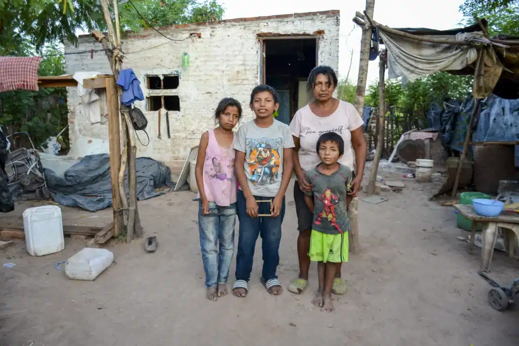 mamma med tre barn i argentina