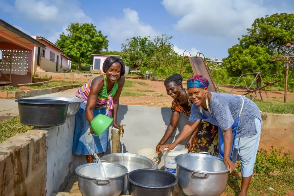 kvinnor vid vattenbrunn i ghana
