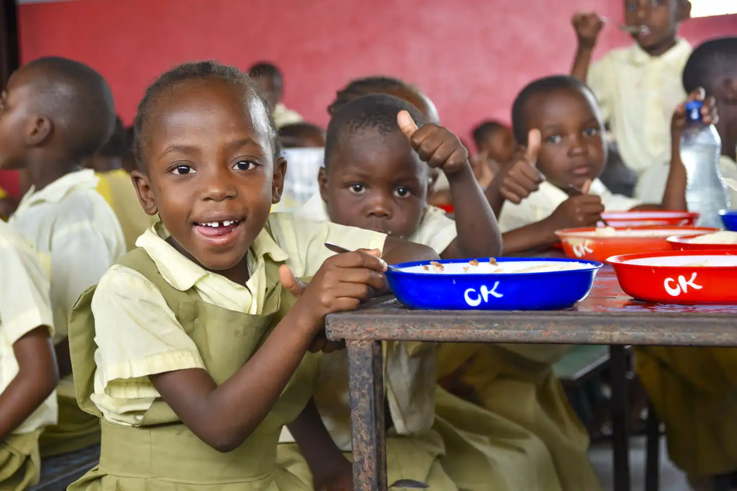 Barn i Kenya äter skollunch