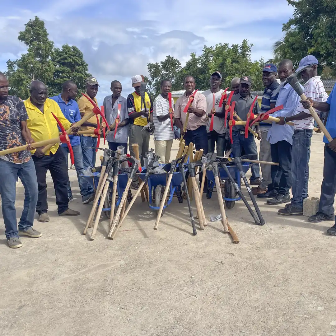 bönder med redskap i Haiti