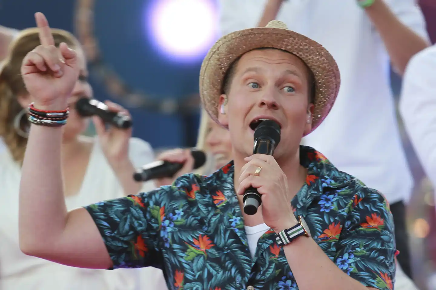 man sjunger på konsert