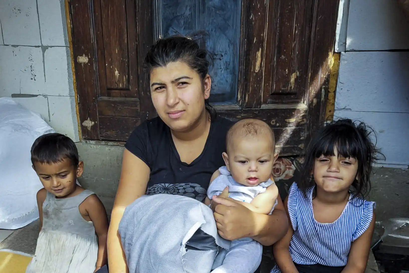 Kvinna med tre barn i Rumänien