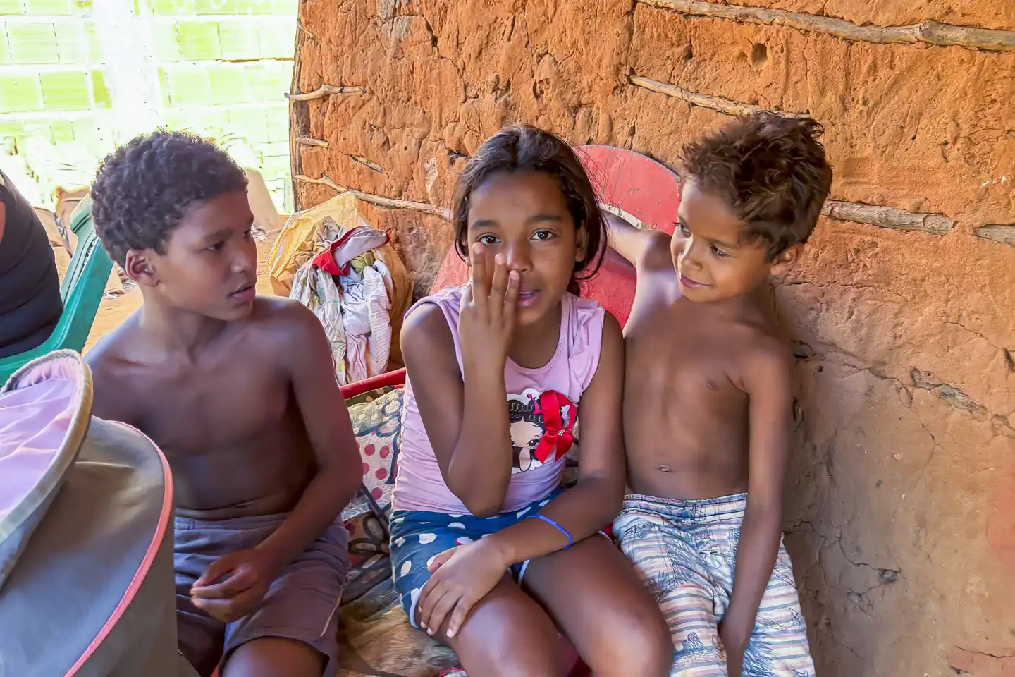 tre utsatta barn slummen brasilien