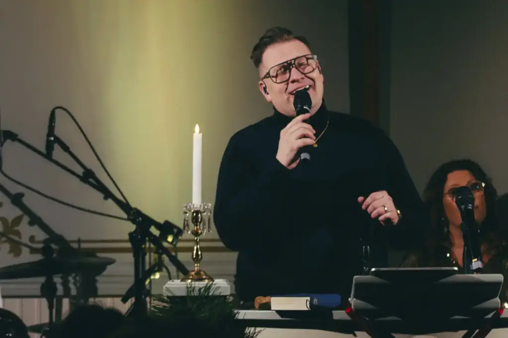 artist sjunger i en kyrka