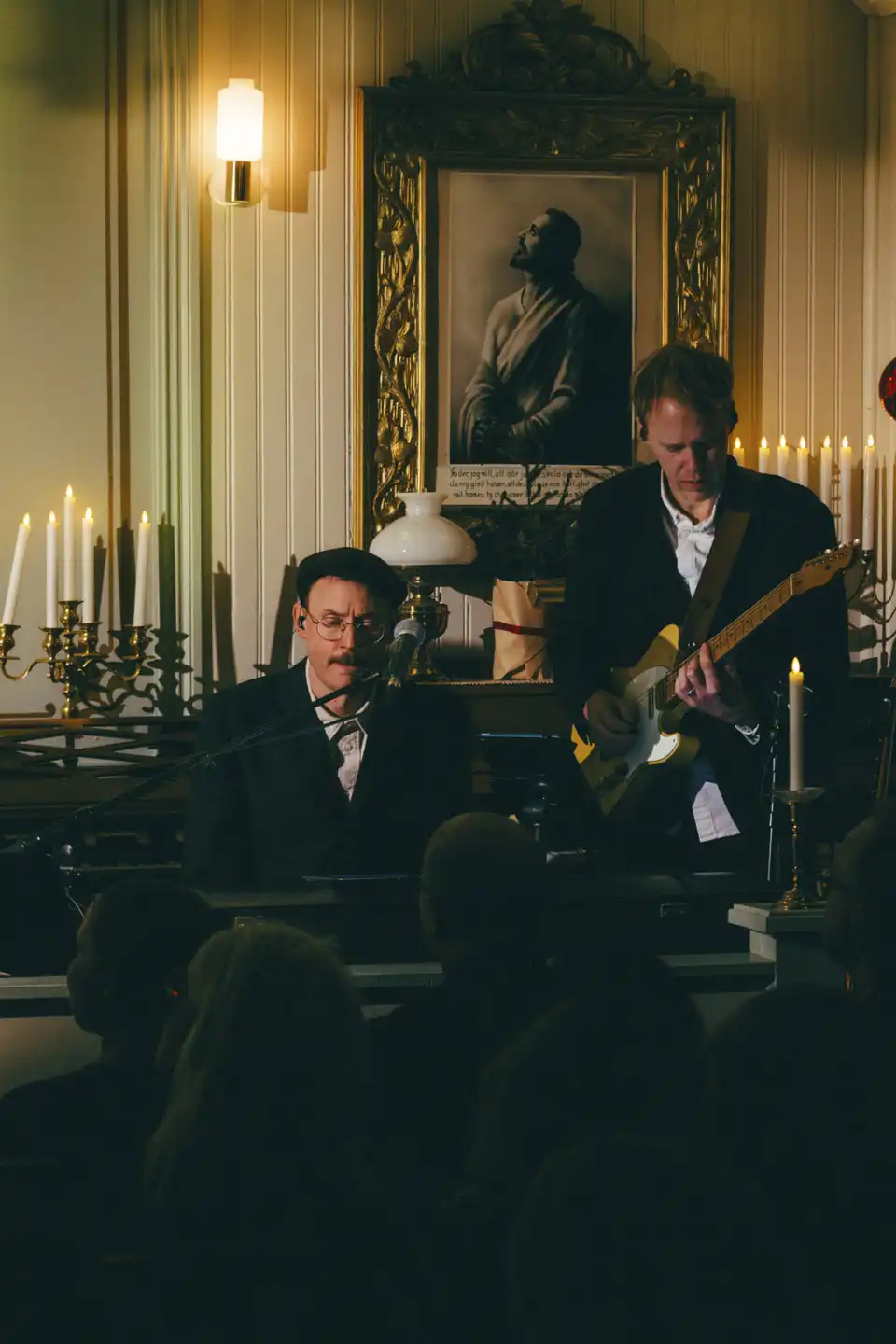 Samuel sjunger för dig 15 Musiker spelar musik i en kyrka.