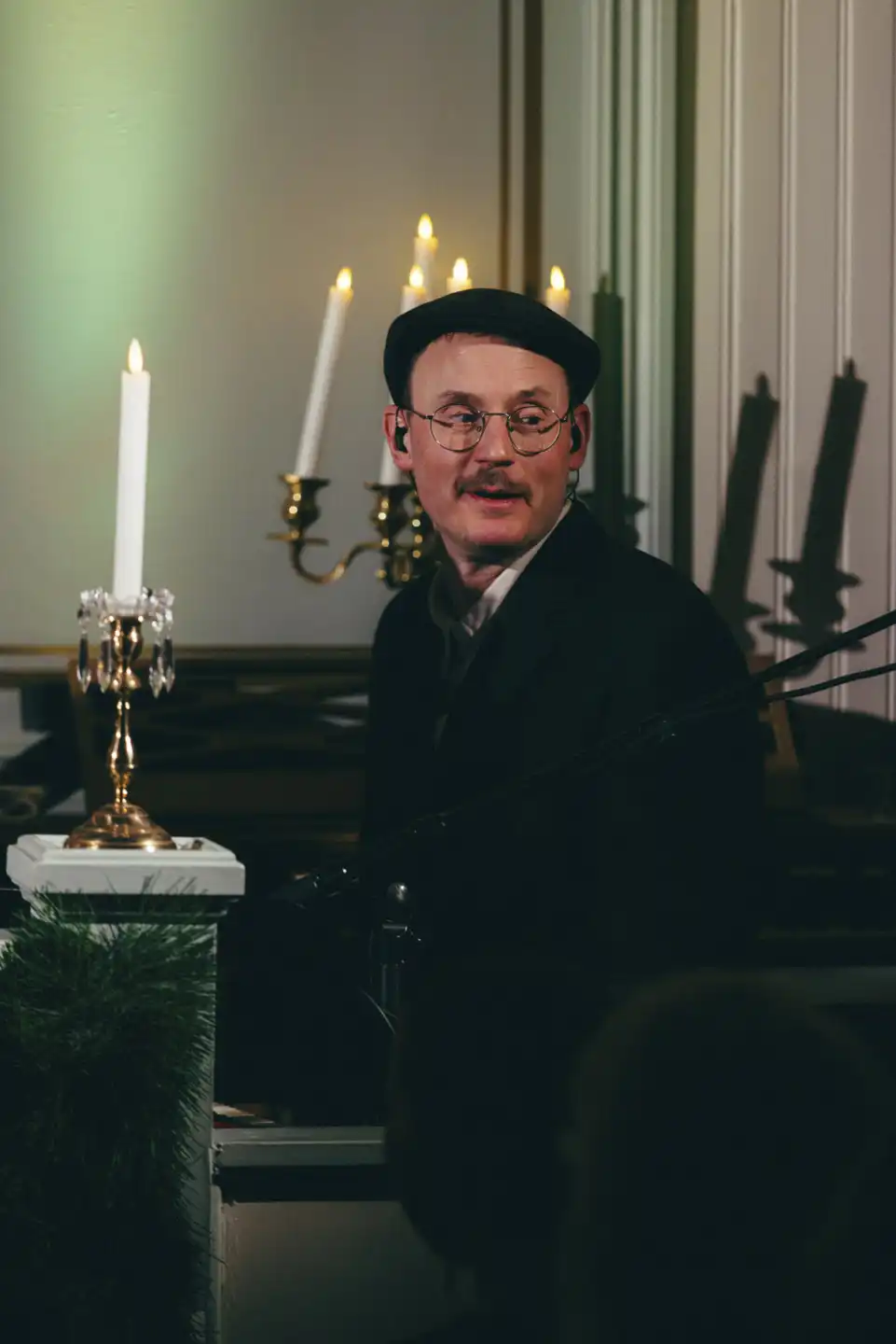 Samuel sjunger för dig 16 Musiker spelar musik i en kyrka.