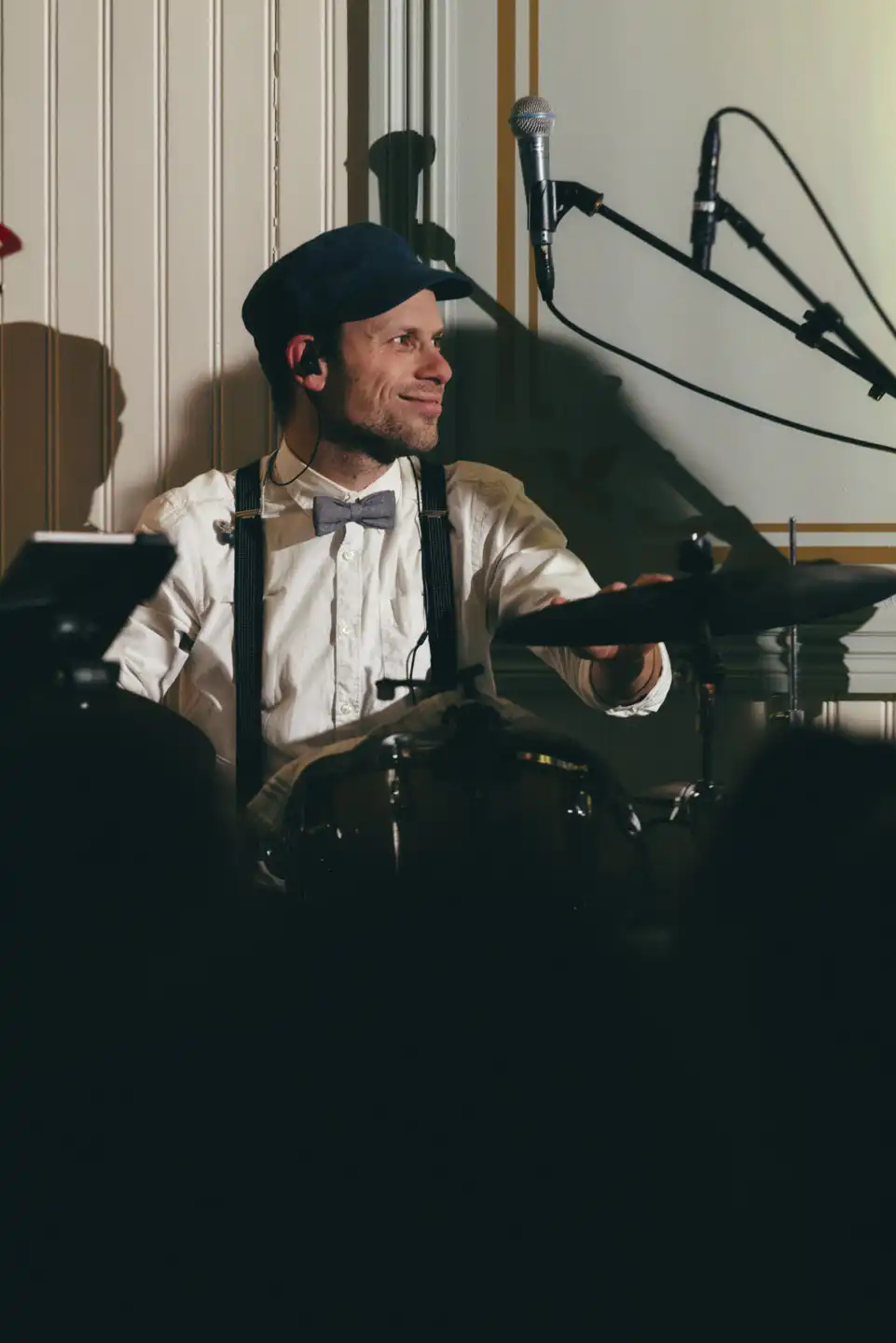 Samuel sjunger för dig 17 Musiker spelar musik i en kyrka.