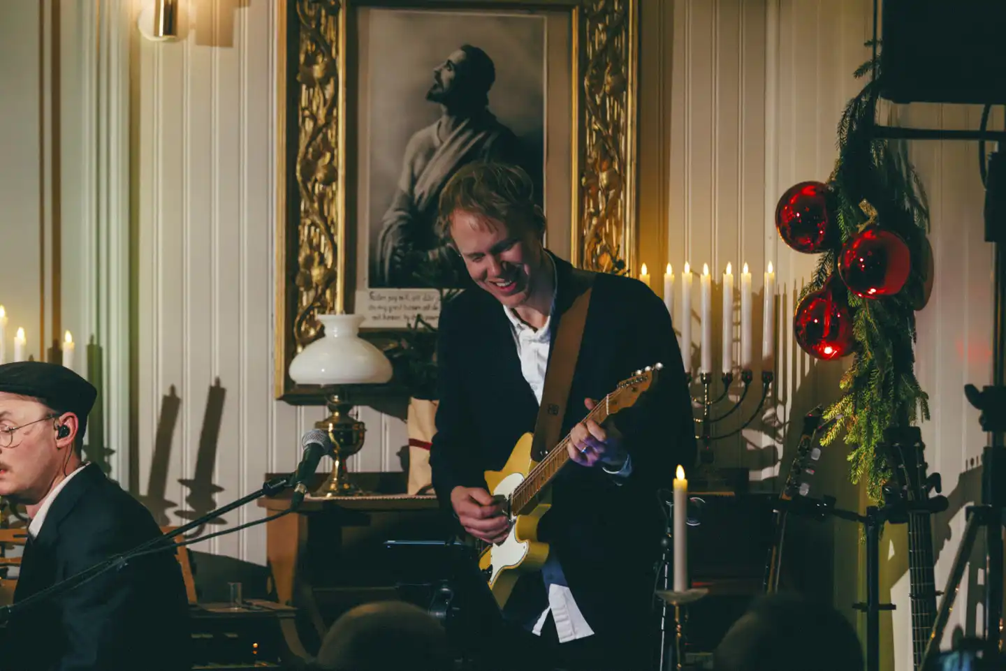 Samuel sjunger för dig 18 Musiker spelar musik i en kyrka.