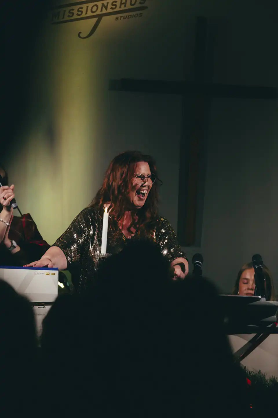 Samuel sjunger för dig 19 Musiker spelar musik i en kyrka.