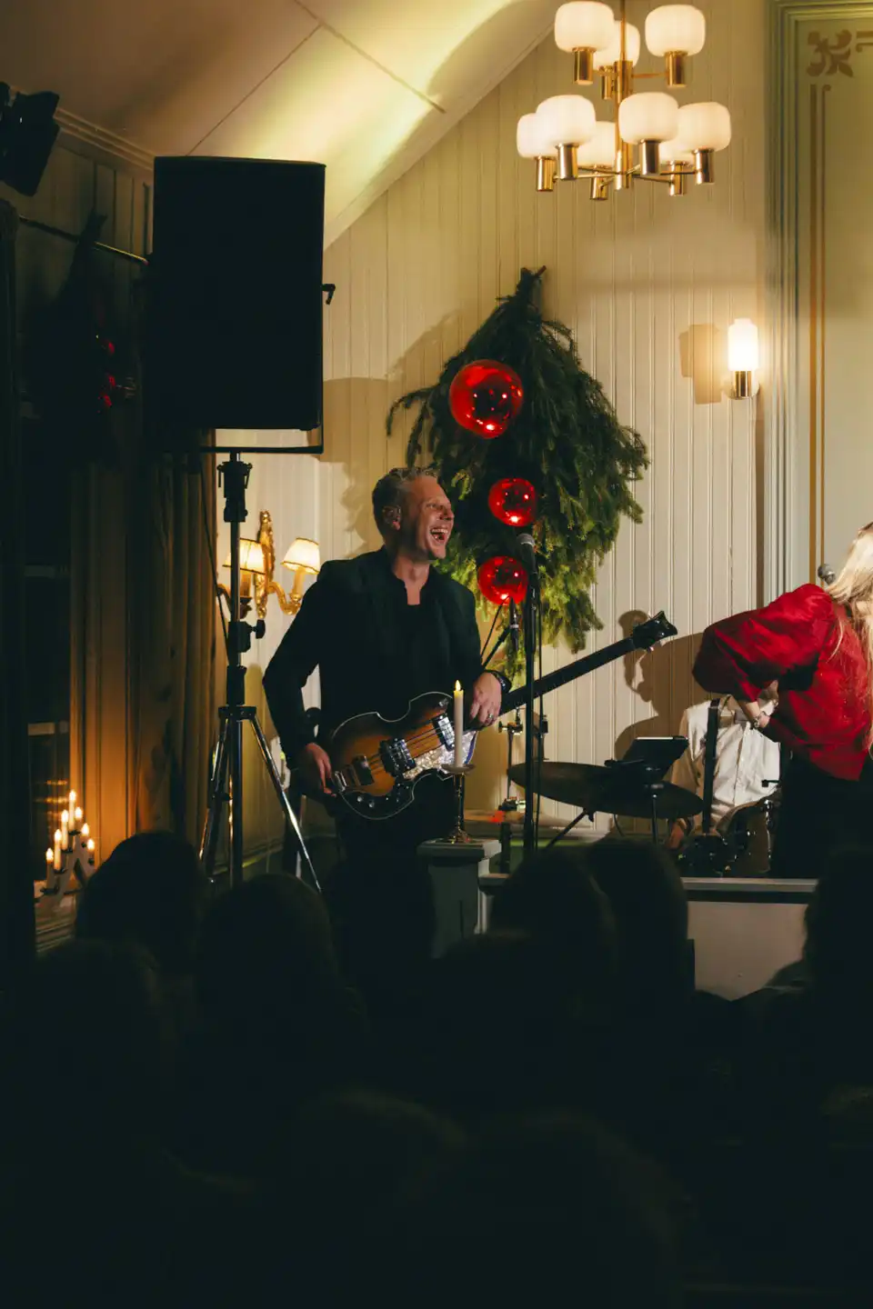 Samuel sjunger för dig 20 Musiker spelar musik i en kyrka.