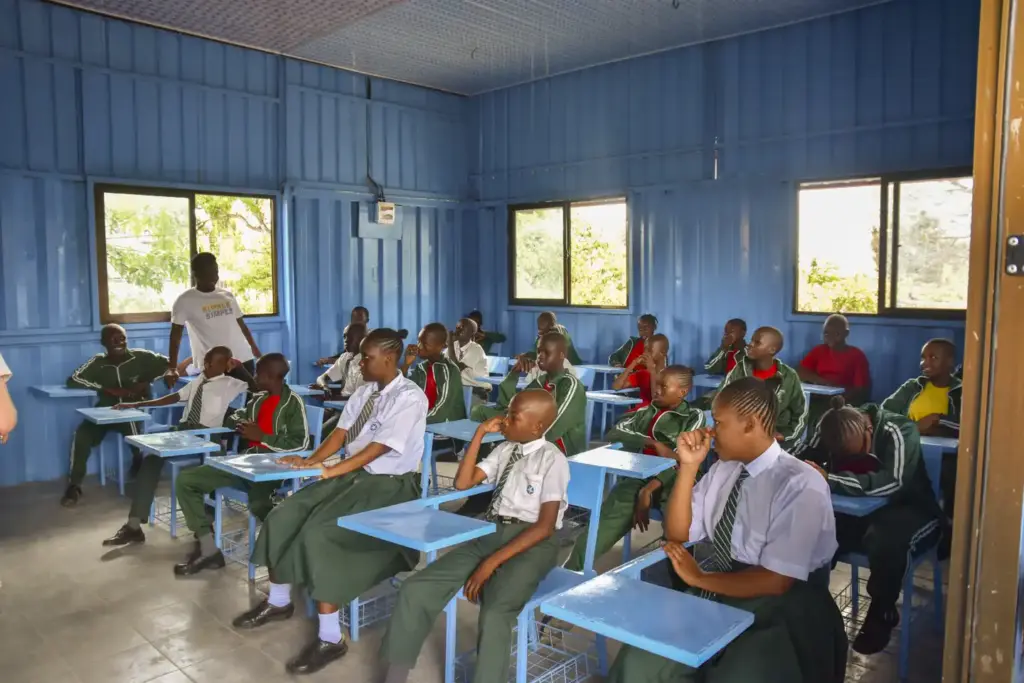 Barn i klassrum i Kenya