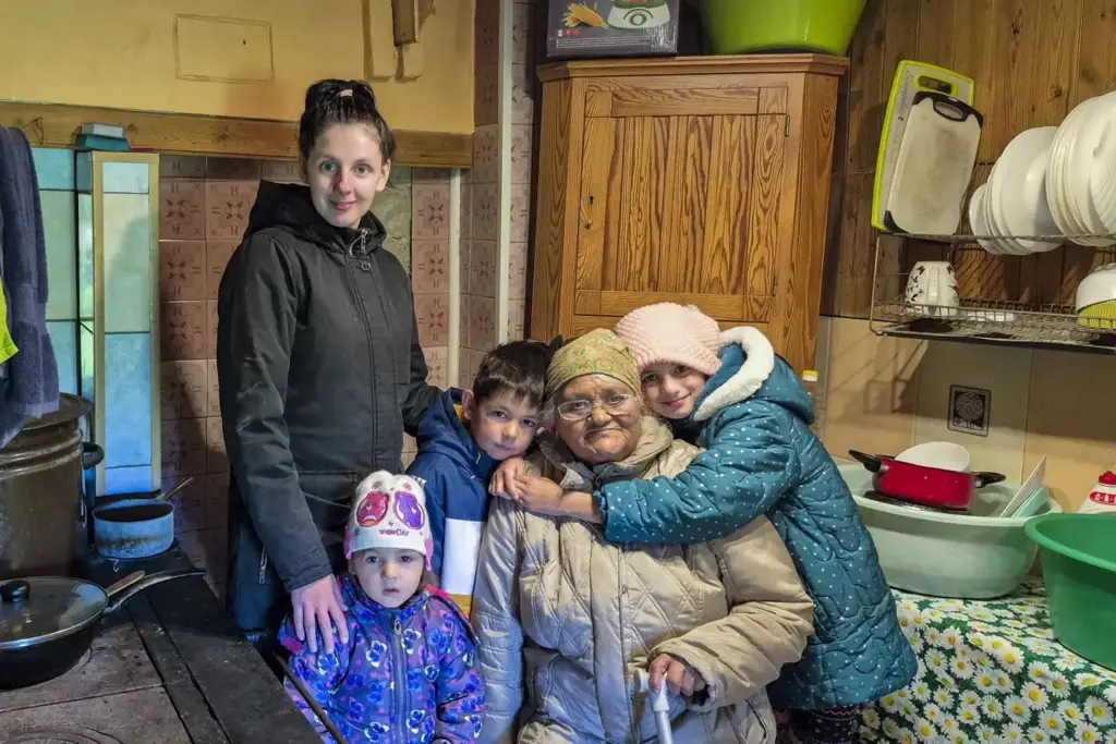 Fattig familj fryser i Lettland.