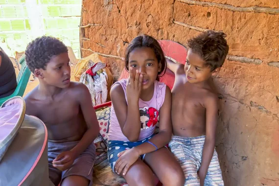 tre utsatta barn slummen brasilien