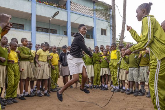Lärarinna hoppar hopprep i Kenya.