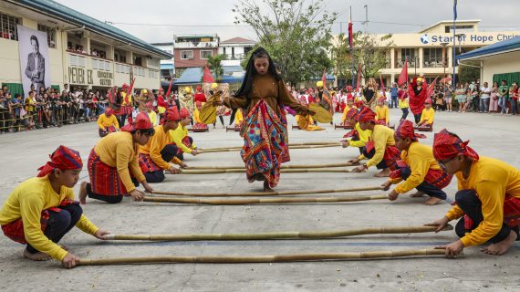 Barn dansar klassisk filippinsk dans.
