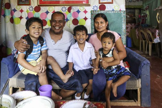 Familj med tre barn i Filippinerna