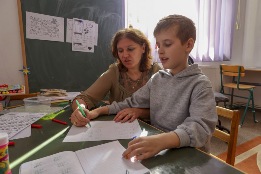 Pojke med funktionsnedsättning får hjälp i rumänien