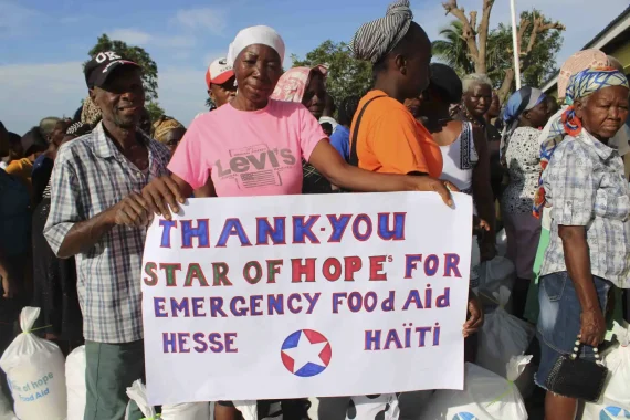 Utdelning av matpaket i Haiti.