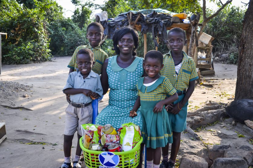 Kvinna med barn utomhus i Ghana