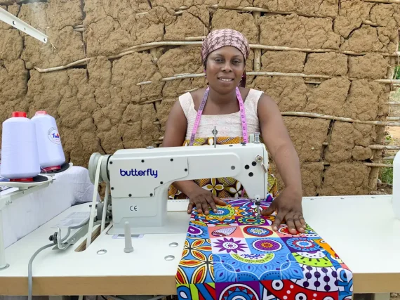 Kvinna med symaskin i Ghana.