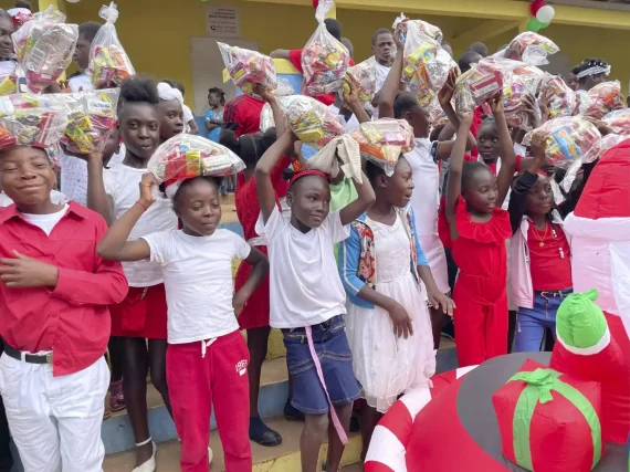 Barn på julfest i Haiti.