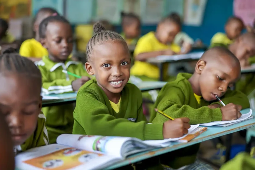Barn i klassrum i Kenya.