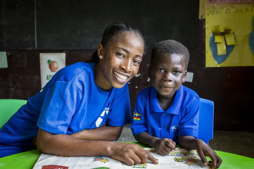 Lärare med barn i klassrum i Ghana.