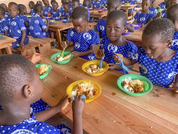 Barn i Ghana äter lunch.