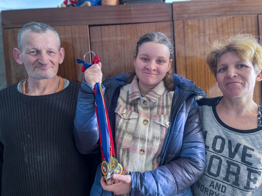 Flicka med medaljer. Lettland.