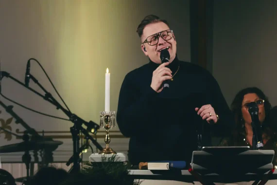 artist sjunger i en kyrka