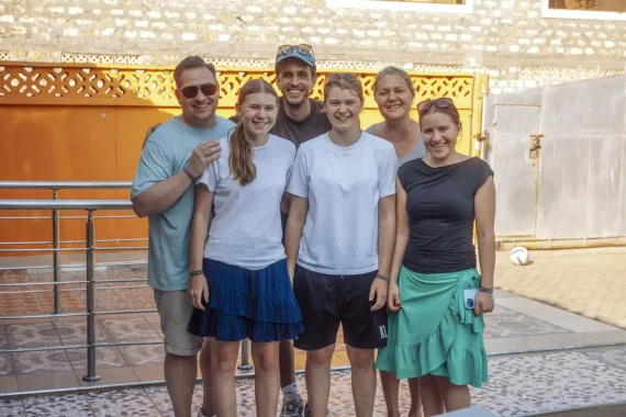 Svensk familj besöker en skola i Kenya.