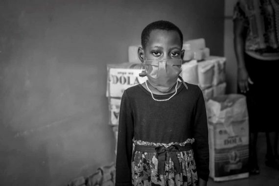 Flicka Med Munskydd Liggande Bw