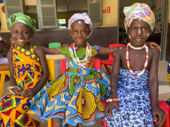 ghana glada barn i folkdräkt