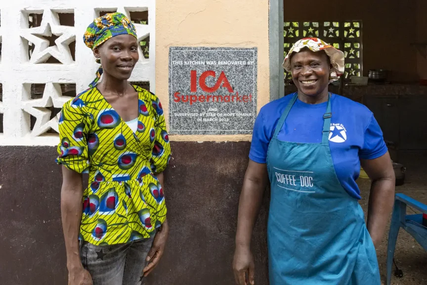 Två kvinnor vid ett kök i akobima, Ghana