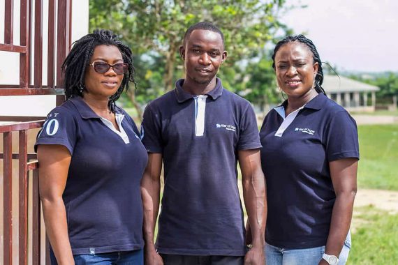 Helena Appiah Anfo, administratör, Eric Tawiah, chaufför, och Charity Frempong, verksamhetsledare för Star of Hope Ghana.