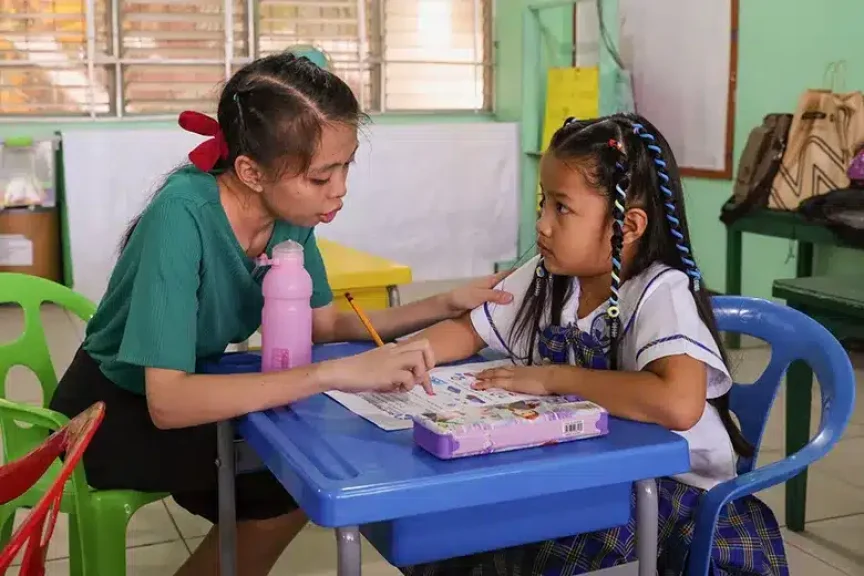 lärare med barn i klassrum i Filippinerna